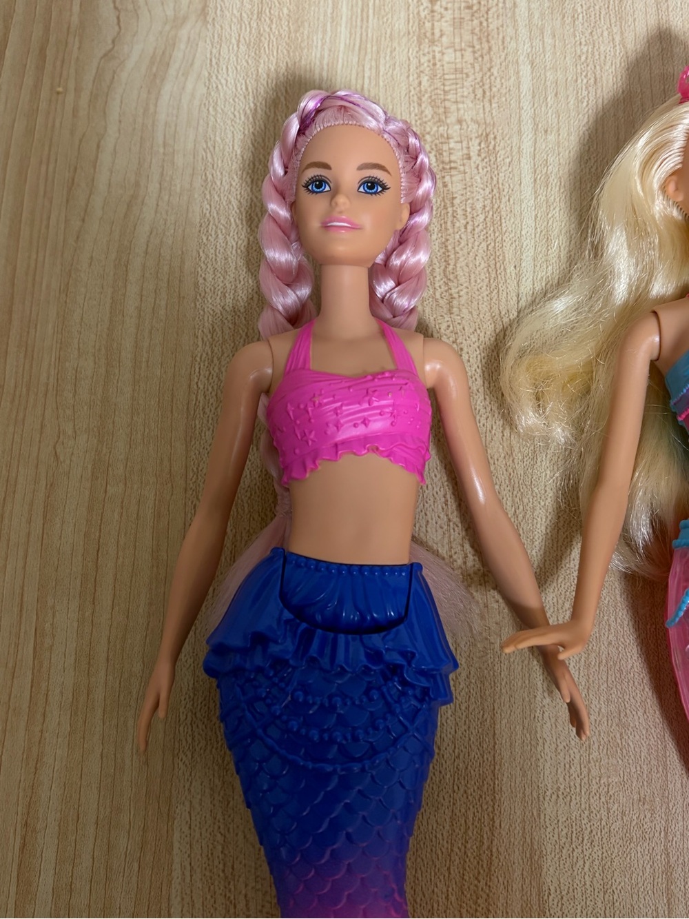 Barbie Mermaid Trio - Pink, Blue & Red Tails - Picture 4 of 4